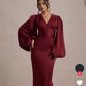 Vinröd långklänning med puffärmar - SÖKER