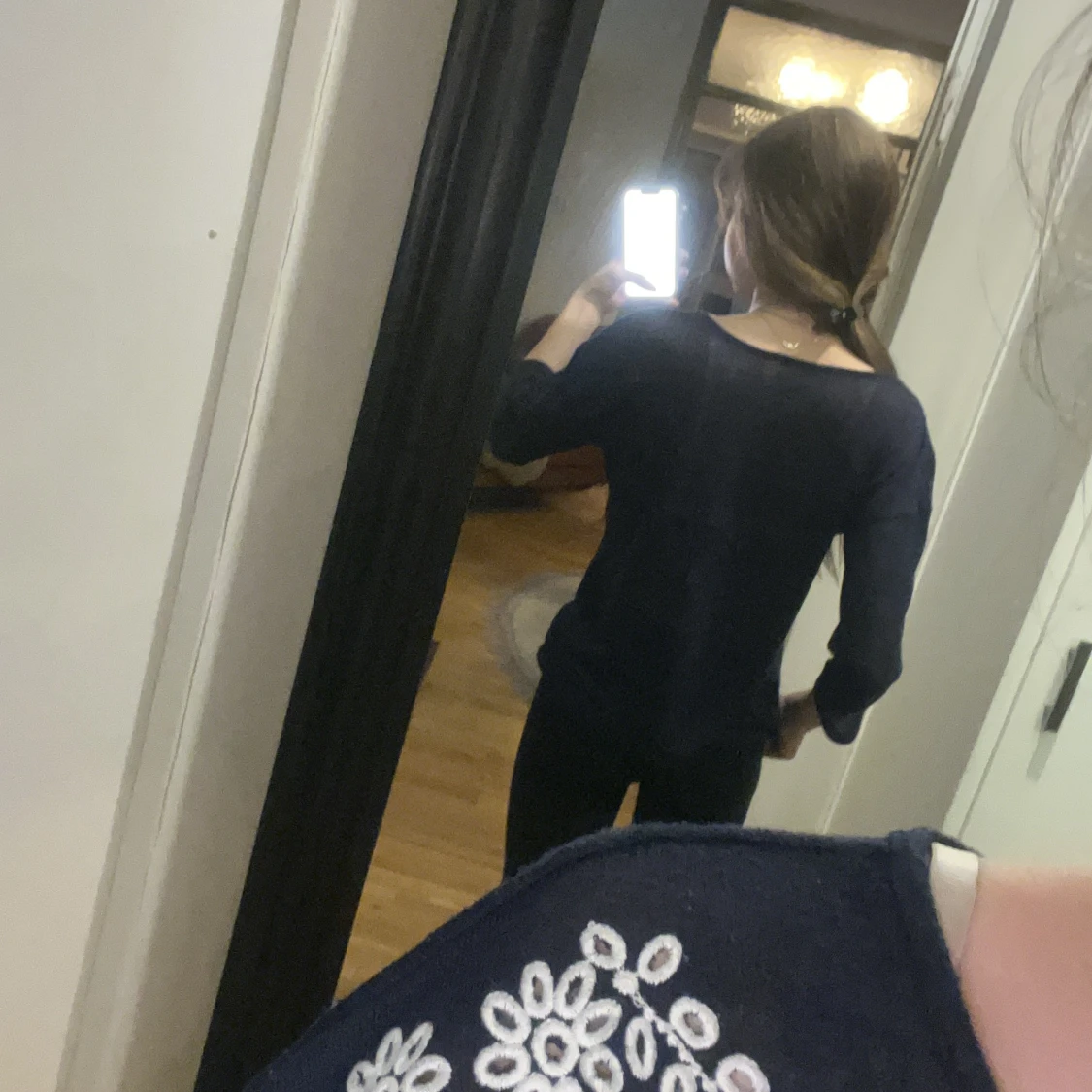 Mörkblå topp med vita broderier - 1