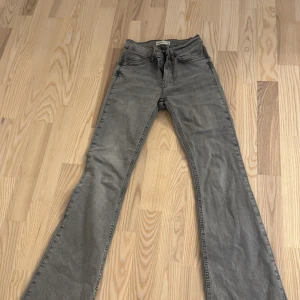Grå jeans Gina - Säljer dessa fina grå lpgmidjade jeans från Gina💕