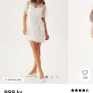 Studentklänning - Superfin vit klänning med blommor! Perfekt som studenklönning. Aldrig använd endast testat men säljer då jag har hittat en ny jag hellre vill ha. Nypris 999 men jag säljer för 800. 