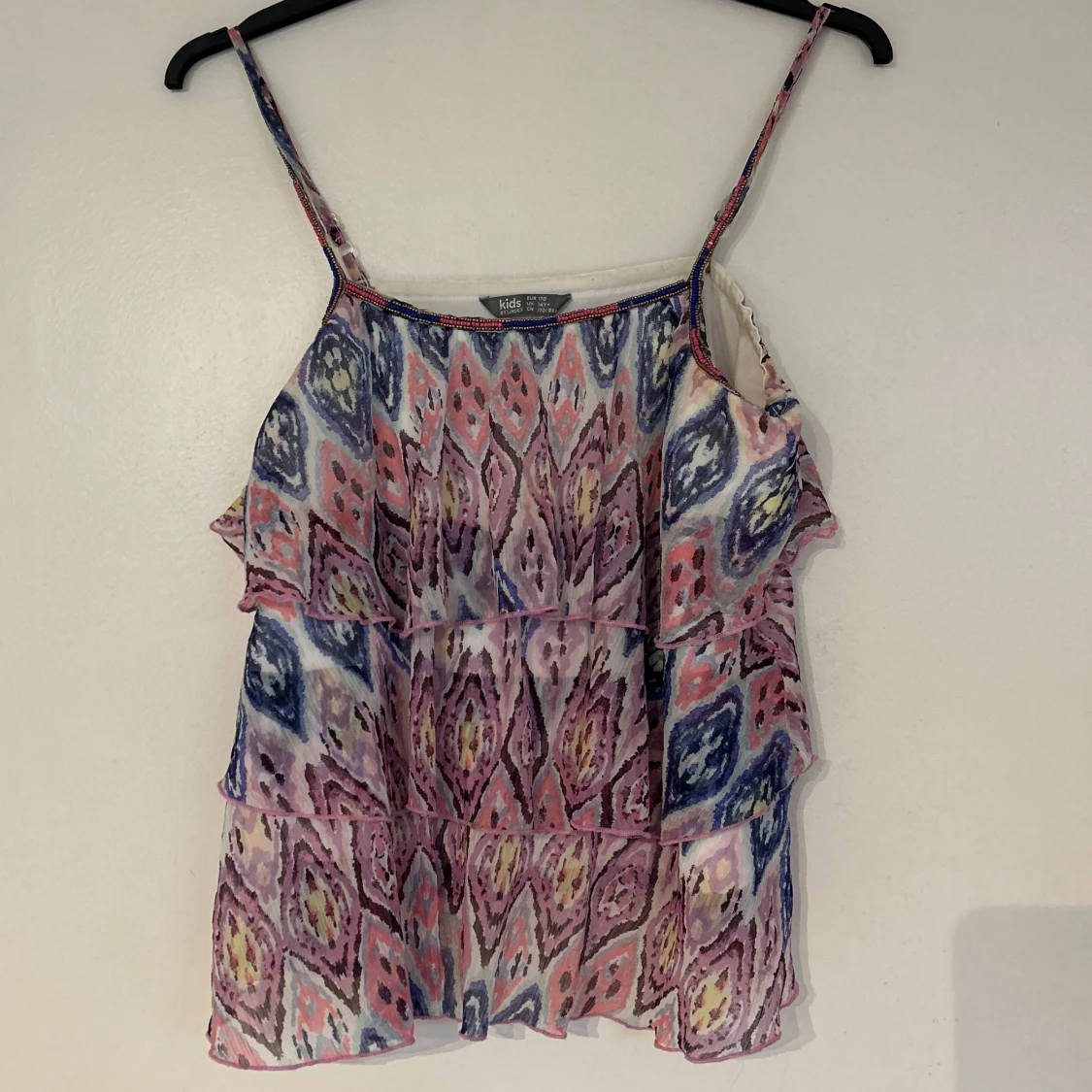 Mönstrad volangig linnetopp från Lindex