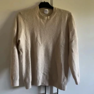Beige ulltröja från Zara - Säljer en superfin beige tröja från Zara. Den är  perfekt för höst och vinter.  Passar både till vardags och lite mer uppklädda tillfällen. Den är storlek L men har krympt jättemycket i tvätten så den sitter som xs typ. Annars jättebra skick