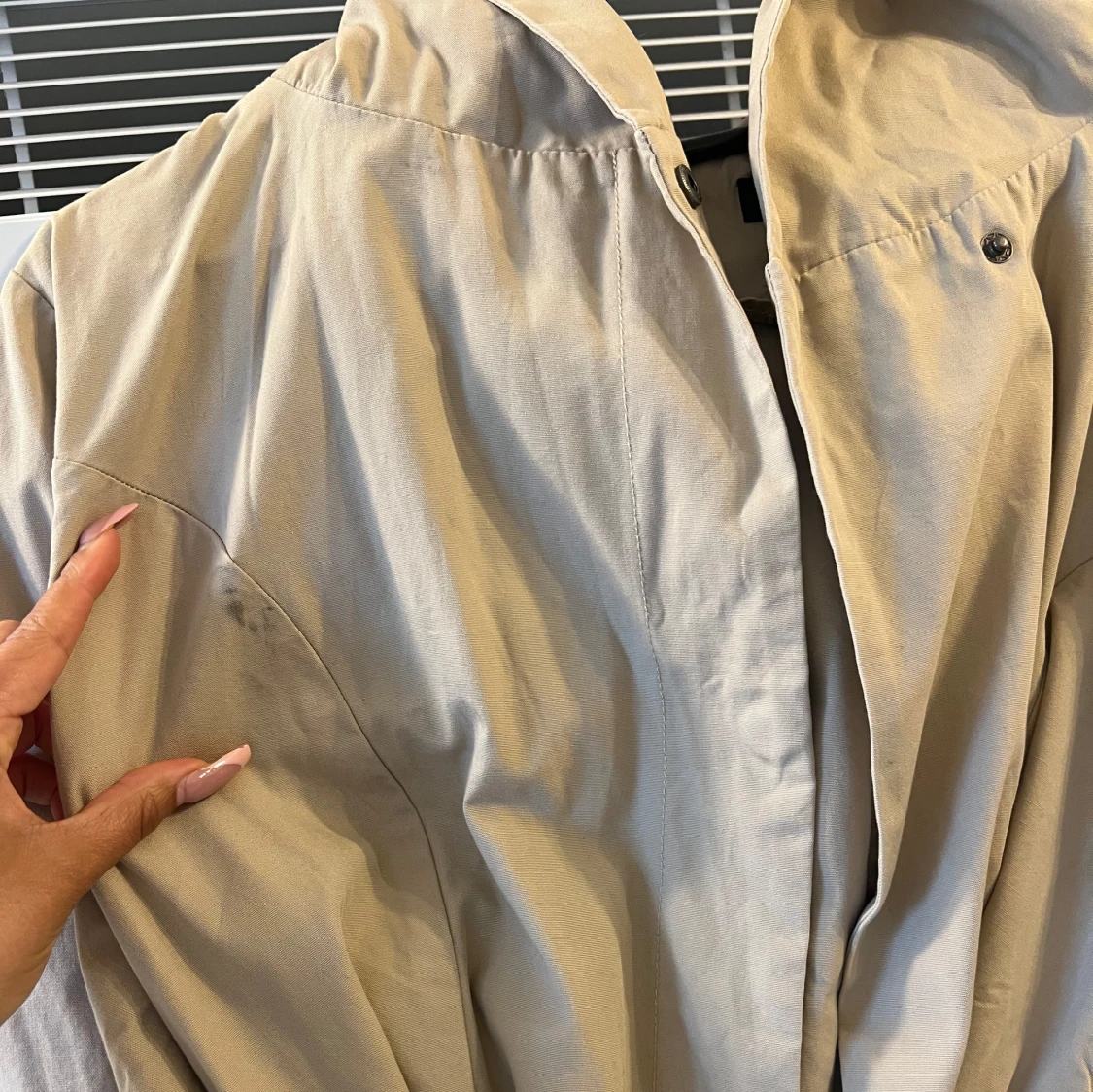 Beige trenchcoat med bälte och huva - 2