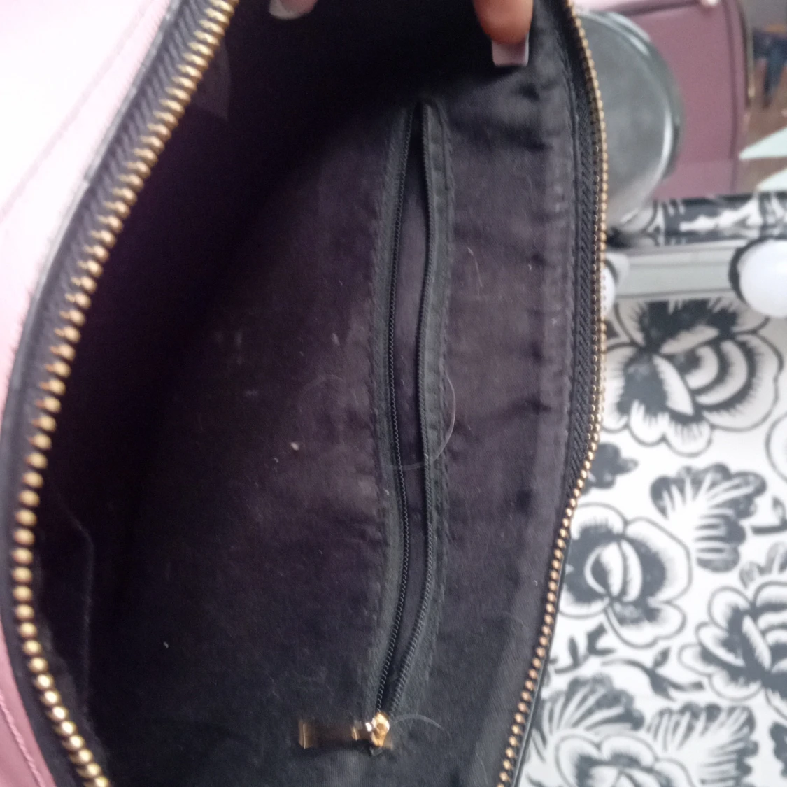 Rosa handväska med svarta detaljer - 2