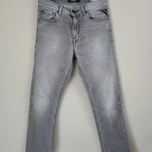 Grå jeans från Replay - Snygga grå jeansbyxor från Replay med klassisk femficksdesign och raka ben. Jeansen har subtila slitningar och Replay-logga på fickan. Perfekta för en stilren och avslappnad look. Storlek 12A/150 cm. Köpta på Kids Brand Store