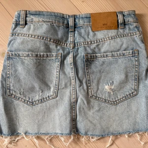 Jeanskjol  - Fin jeanskjol från mango! Kontakta mig om du har några frågor. Tryck gärna på köp nu 🧡