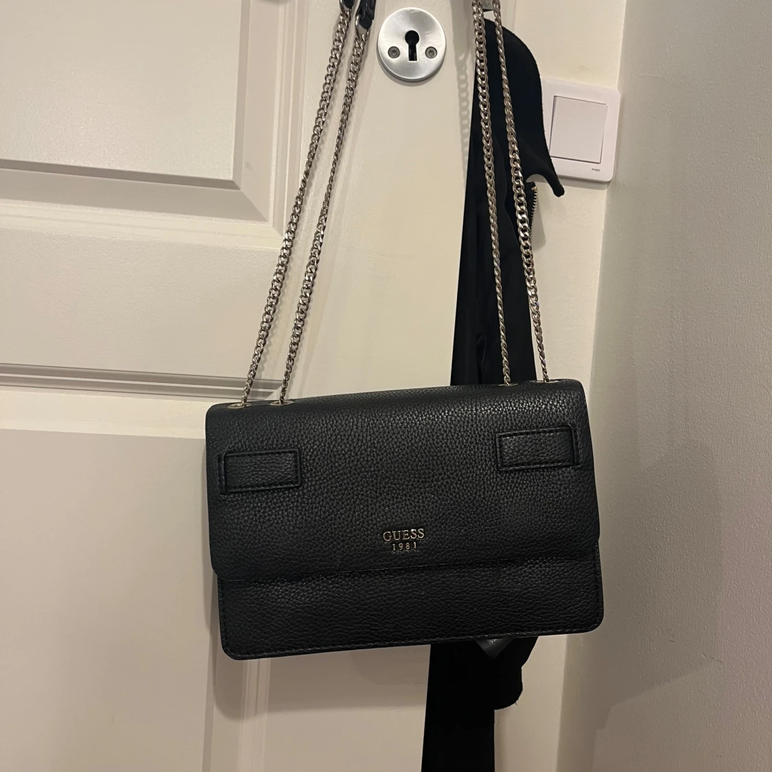 Svart axelväska från Guess