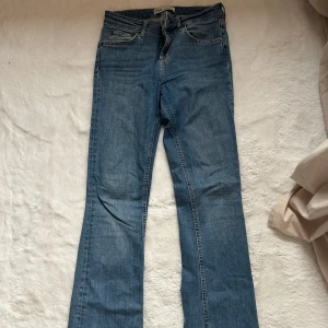 Blå bootcut jeans - Blåa jeans från Zara. De har en slit längst ner. Storlek 34❣️