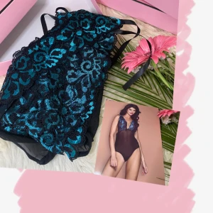 Svart och turkos spetsbody - Säljer en snygg body med svart mesh och turkos blommig spetsdetalj framtill. Djup v-ringning och tunna axelband ger en feminin look. Perfekt för att känna sig extra fin✨