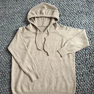 Merinoull Kofta - Tja, säljer en helt oanvänd Merinoull Hoodie från Veraniclothing.se. Riktigt snygg och skön. Passar dig bäst som är mellan 160-165. ✅Säljer då den var för liten👌