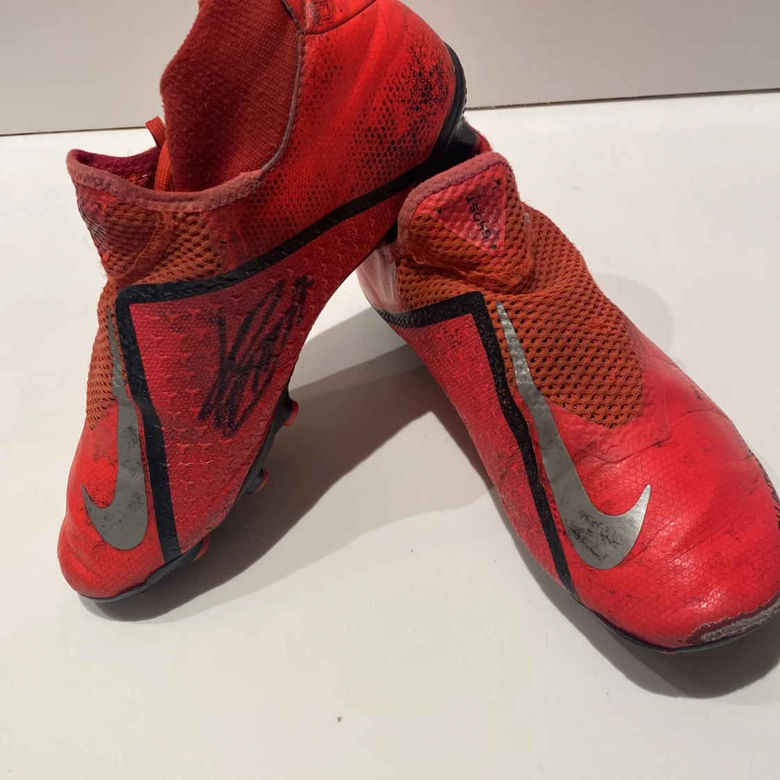 Gråa och röda  fotbollsskor från Puma och Nike  - 1