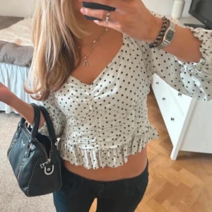 Prickig blus - Supersöt vit blus  med svarta prickar💞💞