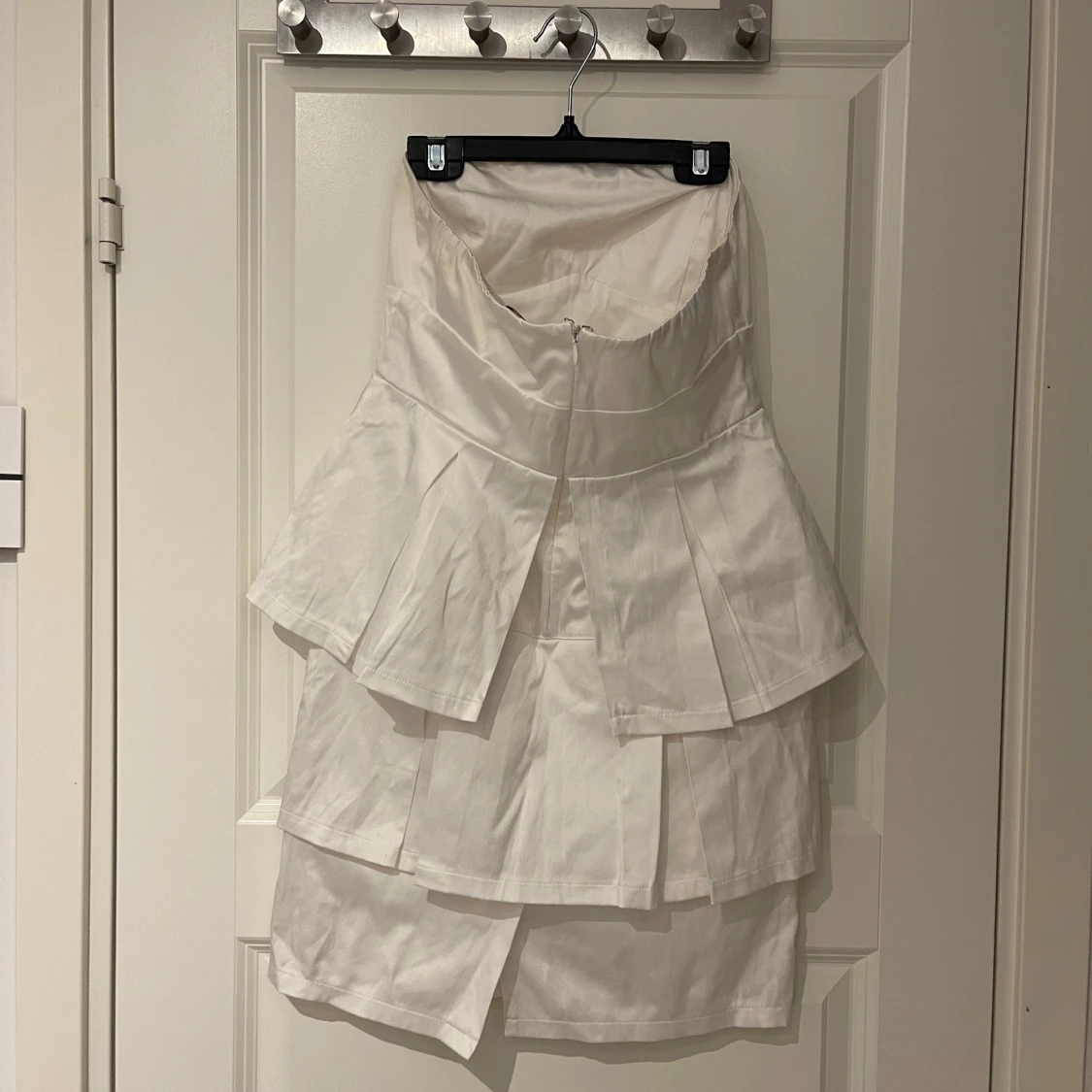 Vit axelbandslös klänning med volanger - 1