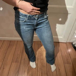 Blå bootcut jeans - Säljer ett par klassiska blå bootcut jeans med normal passform och låg midja. Jeansen är ifrån Gina Young och är i storlek 158