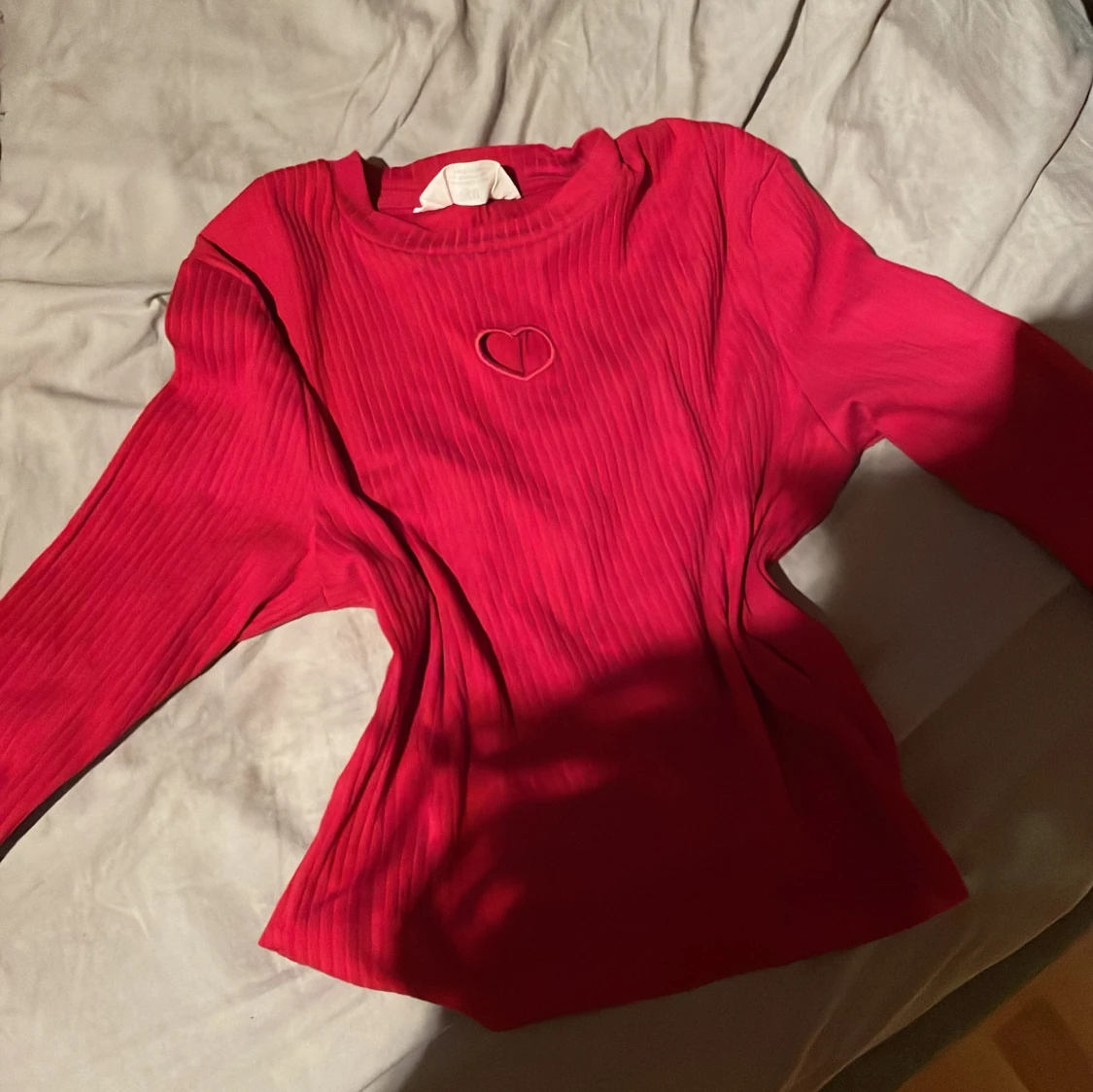 Röd ribbad långärmad topp med hjärtformad detalj - 2