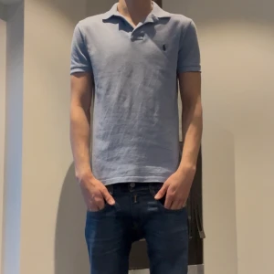 Ljusblå pikétröja från Ralph Lauren - Säljer nu denna mycket snygga Ralph lauren pikén, den är i nyskick och använd väldigt få gånger!