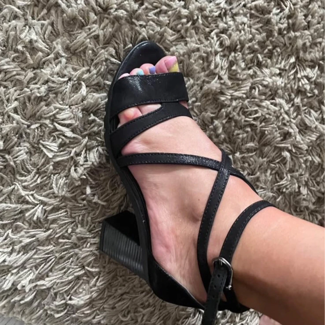 Svarta sandaler med klack och remmar - 2