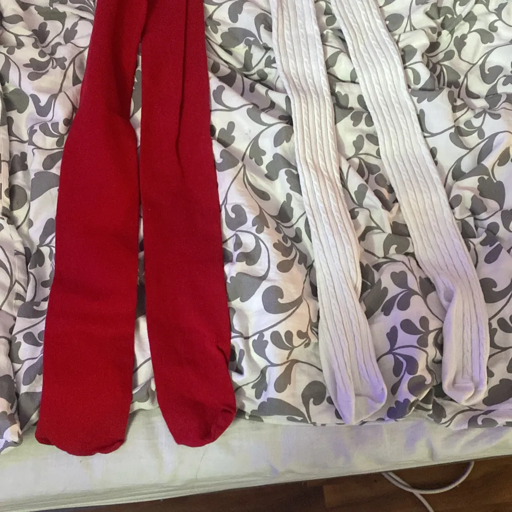 Två par strumpbyxor i storlek 146/152. Ett par är helröda från H&M och det andra paret är vita och ribbstickade från Lindex. Perfekta för att liva upp outfiten med färg eller hålla stilen enkel och klassisk.. Muu.