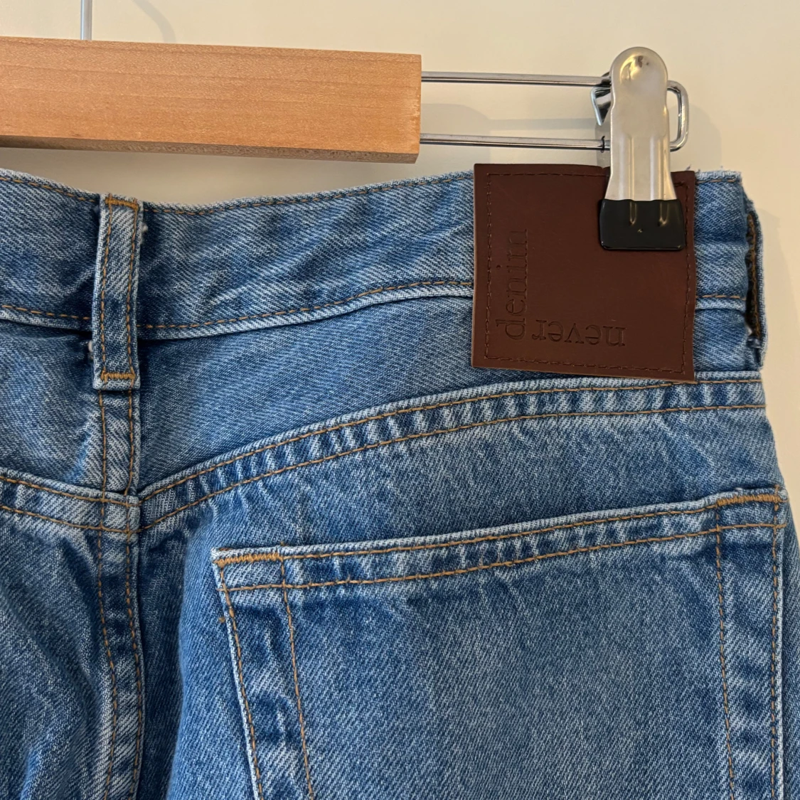 Low straight jeans från bikbok - 3