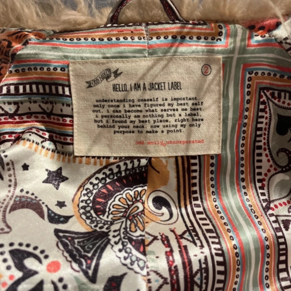 Beige och vinröd fuskpälsjacka från Odd Molly - 2