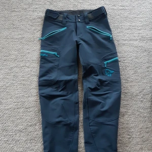 Frilufts byxor Norrøna - Hej! Säljer mina Norrøna Svalbard flex 1 pants W pga att de inte kommer till användning. Färg: Space/carribean blue. Byxorna är använda ett fåtal gånger och är i nyskick, inga tecken på användning. Nypris ligger på ca 2300.