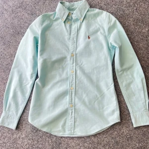Ralph Lauren Shirt, XS, ord 1695:- - Säljer denna Ralph Lauren skjorta i ljus turkos färg Storlek XS Modell Custom Fit Använd fåtal ggr, i gott skick pga god kvalité Kommer frän rökfritt/djurfritt hem