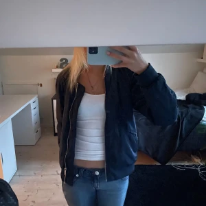 Fett snygg bomberjacka!!! - Skit snygg jacka i storlek 38 (M) men passar även 36 (S)💗💗💗passar både till tjejer och killar💗
