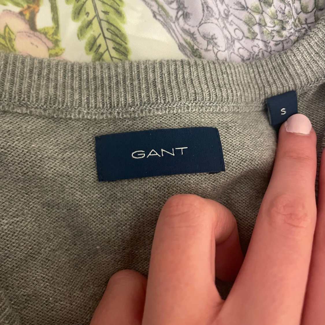 Grå v-ringad stickad tröja från Gant - 2