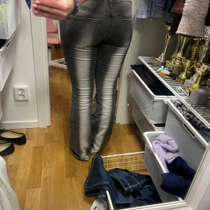 Grå bootcut jeans - Säljer ett par grå bootcut jeans. Jeansen har en lätt tvättad look och sitter tajt upptill med utsvängda ben. Super skick . Storlek 27/30