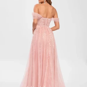 Ljusrosa balklänning med spetsdetaljer - ljusrosa långklänning med offshoulder och urringning. Perfekt för bal eller festliga tillfällen. Använd en gång. Kom privat för bilder på hur den ser ut på