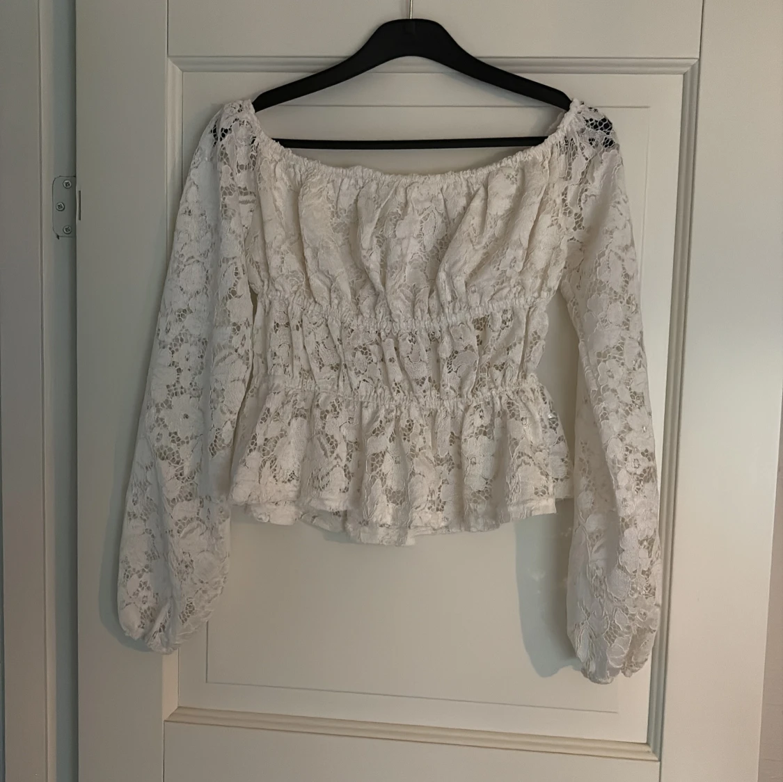 Vit spetsblus med långa ärmar, oanvänd