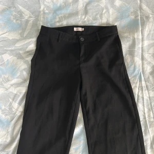 Lågmidjade kostymbyxor🤍 - Säljer dessa ursnygga kostymbyxor köpta här på Plick pga dom är lite för små för mig i midjan. Perfekt längd och jätteskönt material🩷