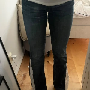 Mörkblå bootcut jeans med vit slits - Jättesnygga men lite slitna nertill! Köpta på vinted så vet inte storlek helt men passar mig som är 167cm lång o brukar ha strl 36!