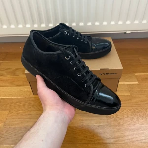Lanvin Cap Toe Skor - Riktigt feta Lanvin Cap Toe skor i helsvart✨Storlek uk10/eu44✨Skick: Bra skick✨Färg: Svart & svart✨Kom privat för fler bilder och var inte rädda att lägga ett bud🤩💰Original box medföljer inte