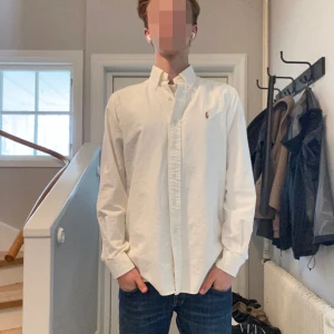 Vit Ralph Lauren skjorta - Vit Ralph Lauren skjorta i mycket bra skick | Storlek: S | Jag är 182cm och väger 65kg📏| Vid frågor eller prisdiskussion är det bara att skriva | Frakt inom 48h📦