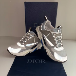 B22 - Skorna är använda några gånger, sulan i ena skon har en liten defekt, och har några märken på utsidan. Men annars är den i bra skick och allt ingår i bilderna, skriv gärna till mig om ni undrar något 👍