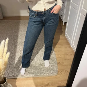 Mörkblåa midrise jeans💙 - Snygga jeans som är medelhöga i midjan🤍De är raka i modellen.
