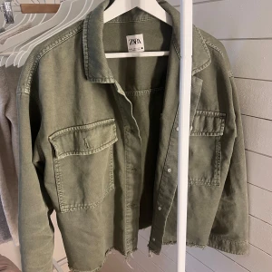 Grön jeansjacka - Grön jeansjacka från Zara💕💕 aldrig använd
