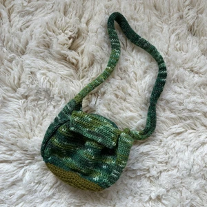 grön virkad/stickad väska - oanvänd, handgjord