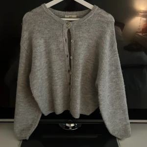 Ljusgrå stickad kofta  - Ljusgrå stickad kofta med knappar från Gina Tricot. Använd endast ett par gånger. 