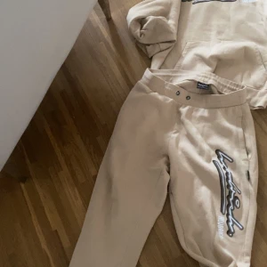 Hoodrich tracksuit  - Säljer en beige hoodrich tracksuit 