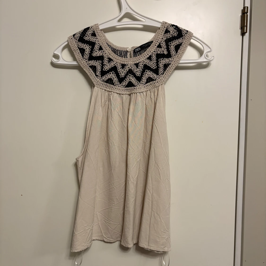 Beige ärmlös topp med virkad detalj från Zara