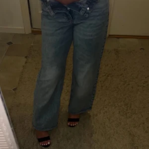 Blåa jeans med Playboy-logga - Jeans med Playboy Bunny detaljer, skit snygga straight jeans i storlek 34-36 med rosa Playboy detalj❤️ går ej att hitta u sverige då dom e köpta från london🤍 går att spänna åt runt midjan, pull and bear x playboy collab i wash off play. Alltså ger en tvättad look med färgen på baksidan, så ser de ut som bortspolade färg, jätte fin effekt och ger en y2k känsla