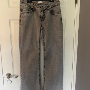 bootcut jeans  - Säljer dessa super snygga jeans från Nelly . De är helt oanvända då jag köpte fel storlek men klippte av lappen innan jag provade dem. De kostar 699 nya. Helt oanvända, nytt skick, bra pris. De är långa i benen 👍. Pris kan diskuteras LÅG MIDJA