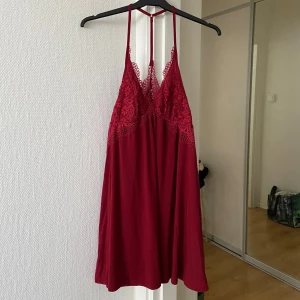 Victorias Secret slip dress  - Vinrött nattlinne eller slip dress från Victoria’s Secret ❤️ Lyxigt med spets och reglerbara axelband. Perfekt att layer med andra plagg! Storlek M men liten så mer som S, eller 36-38, skulle jag säga. Använd men i superfint skick, inga anmärkningar. ❤️‍🔥🌹Dyr i nypris! 