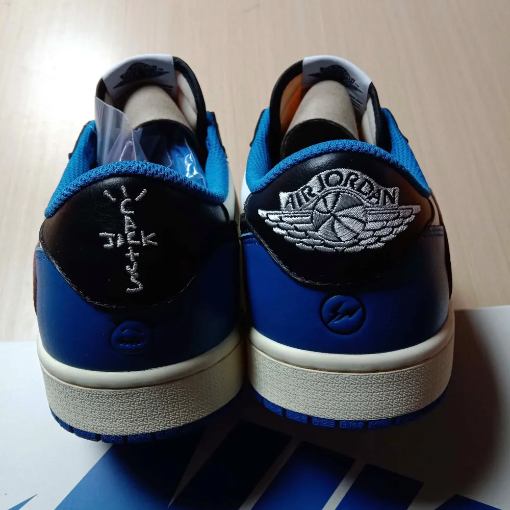 Travis Scott Jordan 1 low fragment storlek 44.5 helt nya med box och alla snören.. Kengät.