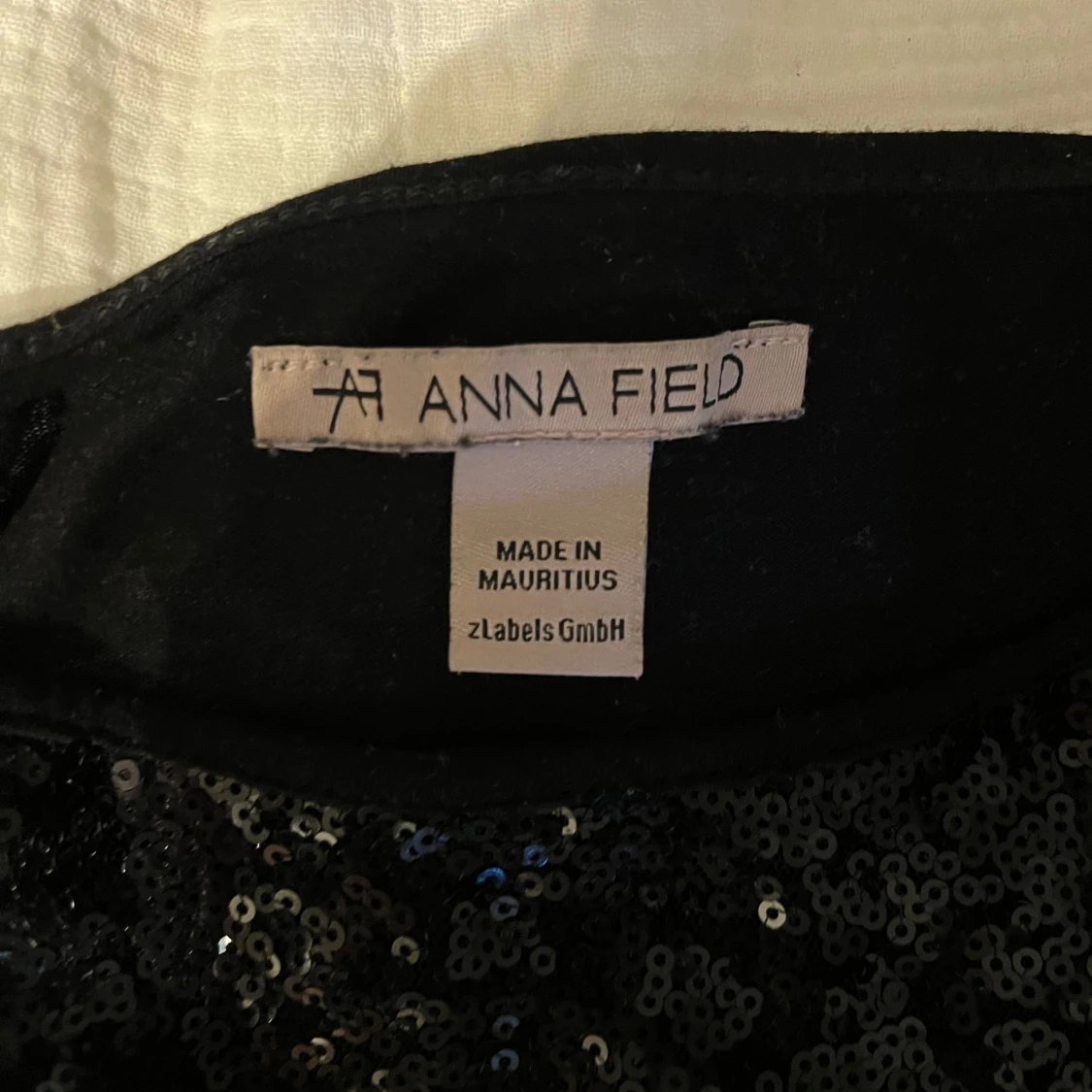 Svart topp med paljettdetalj från Anna Field - 1