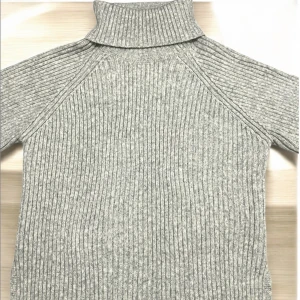 Grå ribbad polotröja - Säljer en grå ribbstickad polotröja med lång ärm och hög krage. Tröjan är mjuk och har en klassisk, enkel design som passar perfekt till kyligare dagar. Den är väldigt väldigt oversize och passar perfekt till Xxs,  Xs, s, M och L 