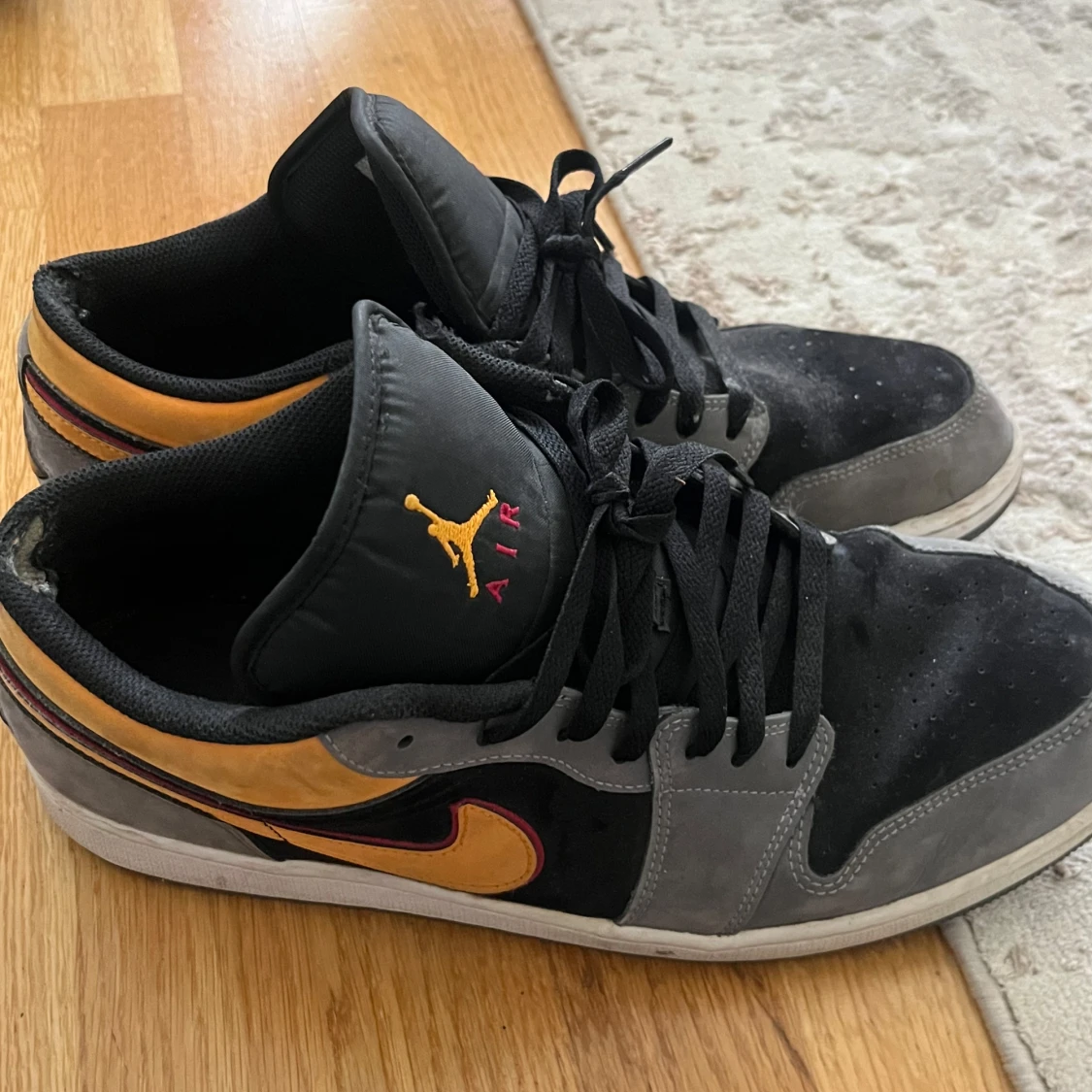 Nike Air Jordans Low med grå och svarta paneler - 1