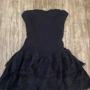 Marinblå tubklänning - Säljer den trendiga tubklänningen från Gina tricot💓Det är från början strl L men sytt om den så den passar S/M! 